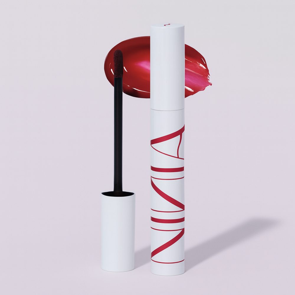 Ms. Lip Stain על רקע ורוד